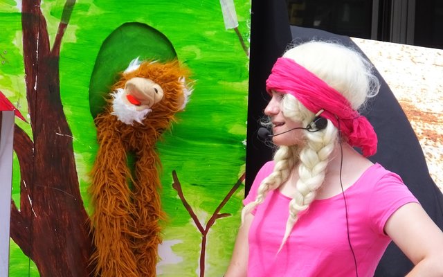 Uilenkraalsmond Vakansie-oord is soos met elke Feesseisoen weer propvol opwinding. Vele aktiwiteite word daagliks daar aangebied, veral wat vermaak en pret vir jongmense en kinders betref. Hier is die gewilde Poppekas besig om die aandag vas te vang. 